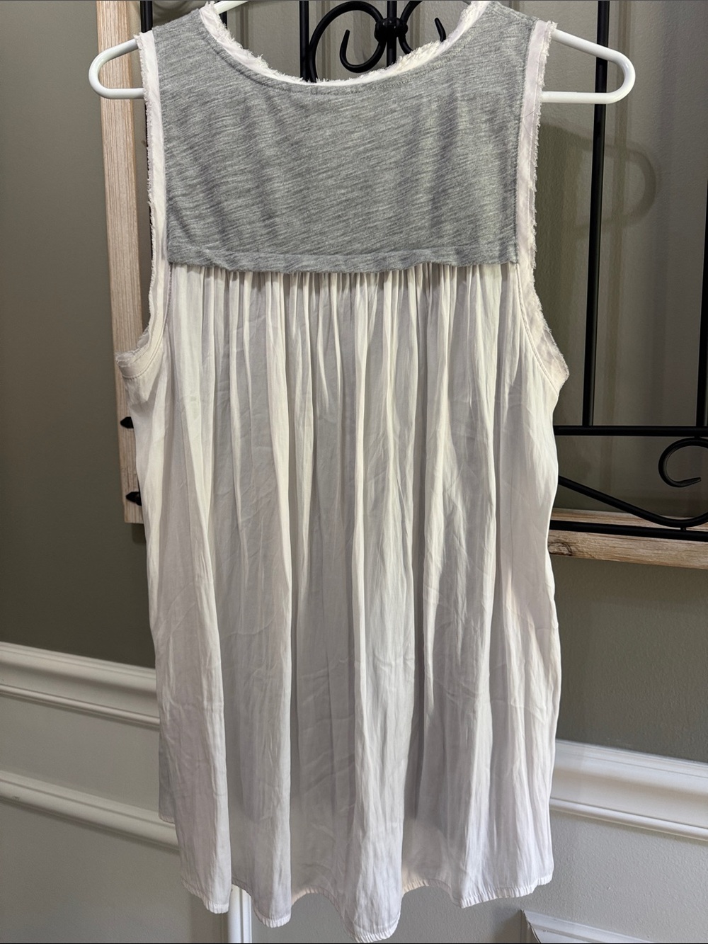 GAP Two-Tone Sleeveless Pleated Tank M- White Heather Gray Relaxed minimalist